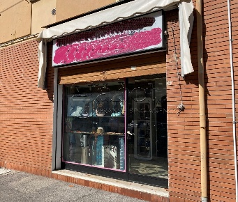 Foto Negozio in Via Oroboni 65, Ferrara Canapa di 65 m² con 1 locali