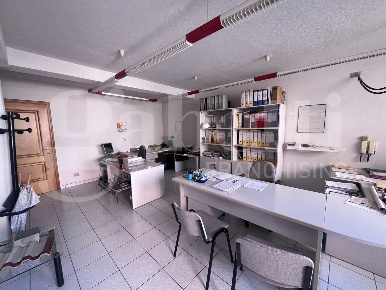 Foto Ufficio in Via MICHELE PIRA 10, Oristano Centro di 81 m² con 3 locali