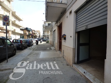 Foto Negozio in Via Lo Bue 10, Bagheria Centro di 60 m² con 1 locali