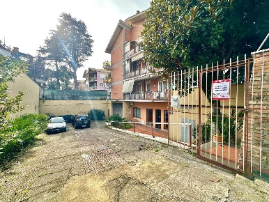 Foto Negozio in al Quarto Miglio, Roma Quarto Miglio di 200 m² con 6 locali