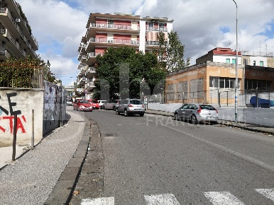 Foto Negozio in Via Girolamo Cerbone 19, Napoli Bagnoli di 66 m² in vendita