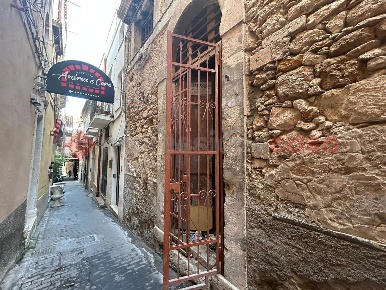 Foto Negozio in Via Claudio Maria Arezzo 14, Siracusa Ortigia di 74 m²