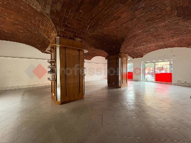 Foto Negozio in Via LUNGOLINEA PIO VI 108, Terracina Centro di 140 m²