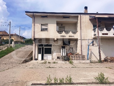 Foto Magazzino in Via Mazzini 46, Marano Marchesato di 260 m² con 3 locali