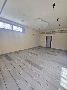 Foto Negozio in Via CAMPANA 206, Quarto di 90 m² con 3 locali in vendita