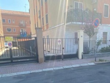 Foto Magazzino in Via mincio 14, Rozzano Centro di 130 m² in affitto