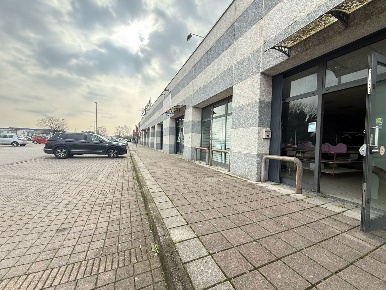 Foto Negozio in Via Einaudi 20, Pessano con Bornago Centro di 180 m²