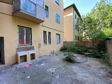 Foto Negozio in Via delle Cateratte 17-19, Livorno Shangai di 110 m²