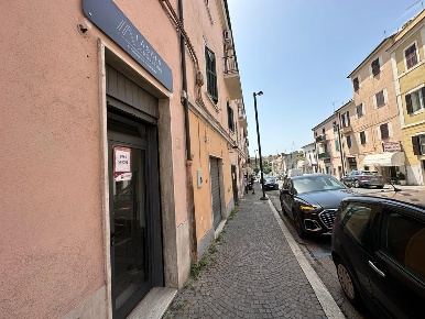 Foto Negozio in Via della Repubblica 46, Civita Castellana Centro di 26 m²