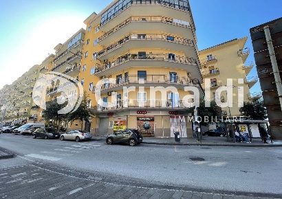 Foto Negozio in Piazza Monsignor Grasso snc, Salerno Pastena - Pastena Alta