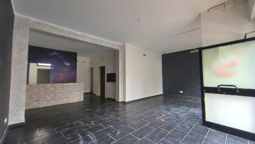 Foto Negozio in Via Lombardia 25, Aprilia Centro di 90 m² con 5 locali