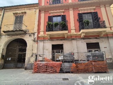 Foto Negozio in Via DUOMO 00, Acerra Centro di 200 m² con 5 locali
