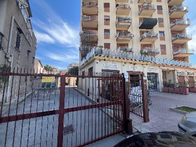 Foto Ufficio in Viale Strasburgo 381, Palermo di 85 m² con 3 locali