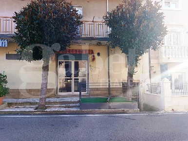 Foto Negozio in Via Curcio 32, Marano Marchesato di 45 m² con 1 locali