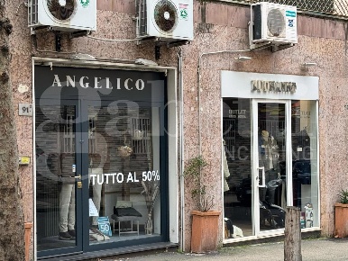Foto Negozio in Via Cimarosa 91d, Napoli Vomero di 62 m² con 1 locali