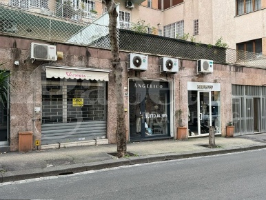 Foto Negozio in Via Cimarosa 91d, Napoli Vomero di 62 m² con 1 locali