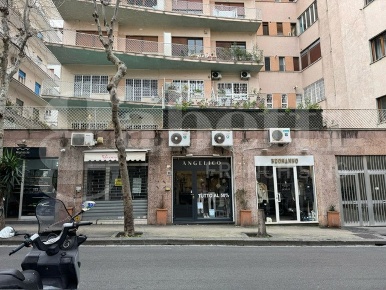 Foto Negozio in Via Cimarosa 91d, Napoli Vomero di 62 m² con 1 locali