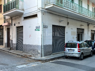 Foto Negozio in Via CarÃ  15, Bagheria Centro di 45 m² con 1 locali