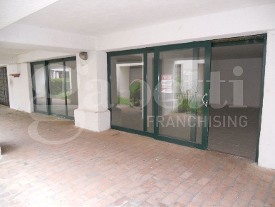 Foto Negozio in Baia Domizia nord Viale dei Pini, Sessa Aurunca di 110 m²