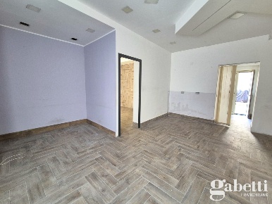 Foto Negozio in Via VITTORIO IMBRIANI 00, Pomigliano d'Arco Centro di 70 m²