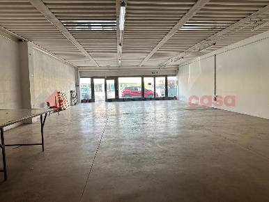 Foto Negozio in NEWTON, Arezzo Galvani - Praticci di 400 m² con 1 locali