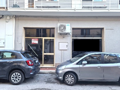 Foto Negozio in Manzoni, Roseto degli Abruzzi Centro di 70 m² con 1 locali