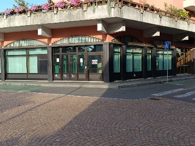 Foto Ufficio in Via Zucchi 6, Tradate Centro di 321 m² con 5 locali