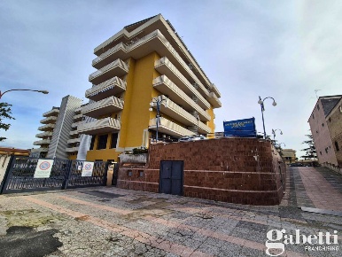 Foto Negozio in Via ISONZO 00, Marigliano Centro di 350 m² con 1 locali