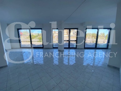 Foto Negozio in Via Giovanni Antonio Campano 88, Napoli Piscinola di 70 m²