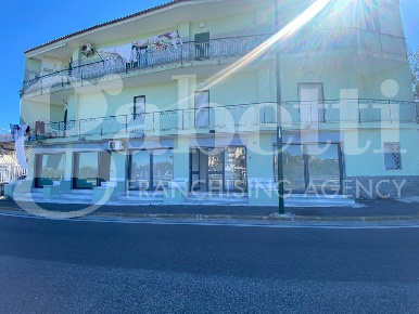 Foto Negozio in Via Giovanni Antonio Campano 88, Napoli Piscinola di 70 m²