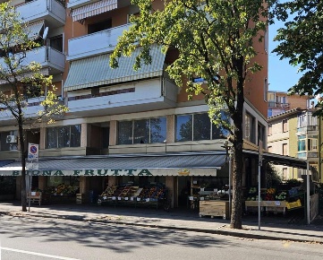 Foto Negozio in Via Roveggia 44, Verona Zona Fiera di 150 m² con 3 locali