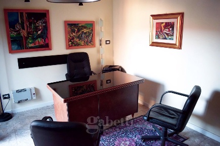 Foto Ufficio in Mazzini, Campobasso Centro di 42 m² con 2 locali in affitto