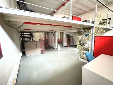 Foto Negozio in Via OROPA 72, Torino Vanchiglietta di 93 m² con 2 locali