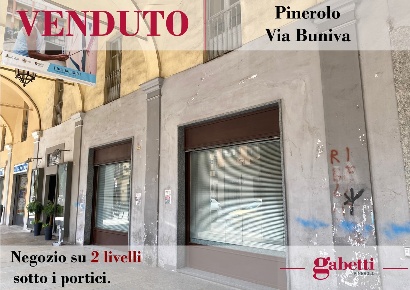 Foto Negozio in Via Buniva 66, Pinerolo Centro di 150 m² con 7 locali