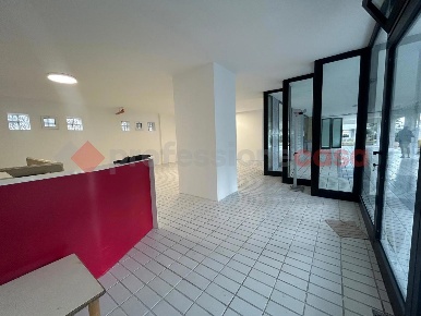 Foto Negozio in Perosi, Bari San Girolamo di 274 m² con 1 locali in affitto
