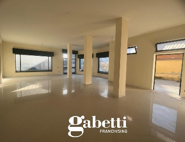 Foto Negozio in Guglielmo Marconi, Vitulazio di 111 m² in vendita