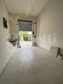 Foto Negozio in Via Olivetani 56, Formia Centro di 22 m² in affitto