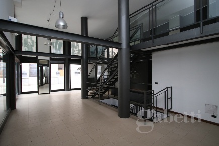 Foto Negozio in Sant'Ambrogio, Busto Arsizio Piazza Santa Maria di 172 m²