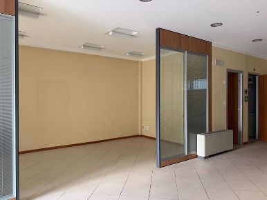 Foto Negozio in QUARATA, Arezzo Quarata di 197 m² con 4 locali in affitto