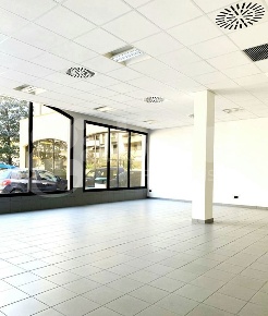 Foto Negozio in Via Solferino 11, Lecco Castello di 113 m² con 1 locali