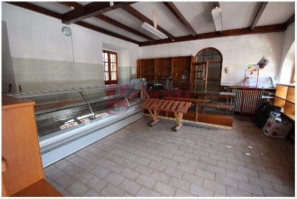 Foto Negozio in Piazza Martiri 1, Comignago Centro di 65 m² con 3 locali