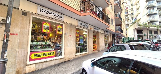 Foto Negozio in Via Giulio Palermo 61, Napoli Rione Alto di 145 m²
