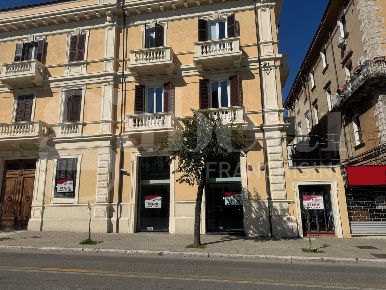 Foto Negozio in Viale Trieste 646668, Cosenza Centro di 530 m² con 5 locali