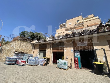 Foto Negozio in Via Rubino 176, Formia Centro di 110 m² con 3 locali