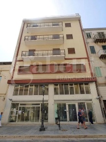 Foto Ufficio in Corso Umberto I 1, Bagheria Centro di 1260 m² con 25 locali