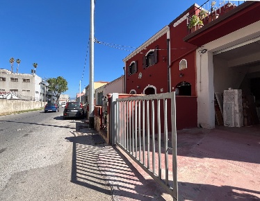Foto Magazzino in Via Acqueviole 12, Milazzo di 120 m² con 1 locali