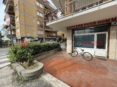 Foto Negozio in Via DEL PIEGARELLO 74, Terracina di 30 m² con 1 locali