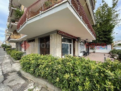 Foto Negozio in Via DEL PIEGARELLO 74, Terracina di 30 m² con 1 locali
