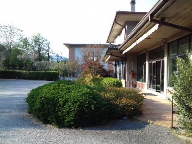 Foto Locale commerciale in Via Desenzano, Salò Cunettone Villa di 2000 m²
