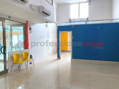 Foto Negozio a Livorno Porta a Terra - Padula di 70 m² con 2 locali